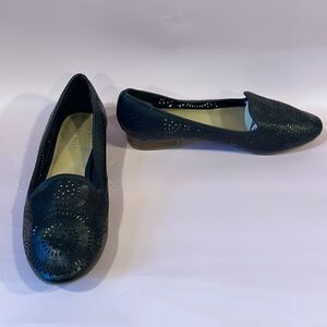 Nine West Women Size 6.5 M Black Faux Leather Loafer w Medallion Detail Venting